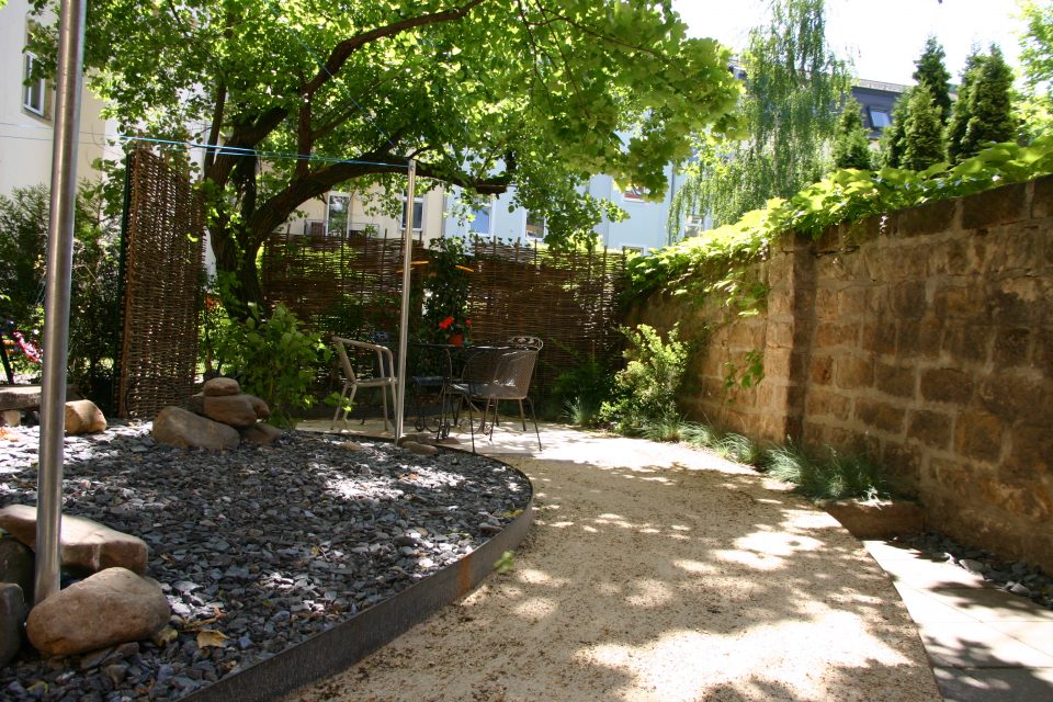 Kleiner Garten im Hinterhof - Hansel